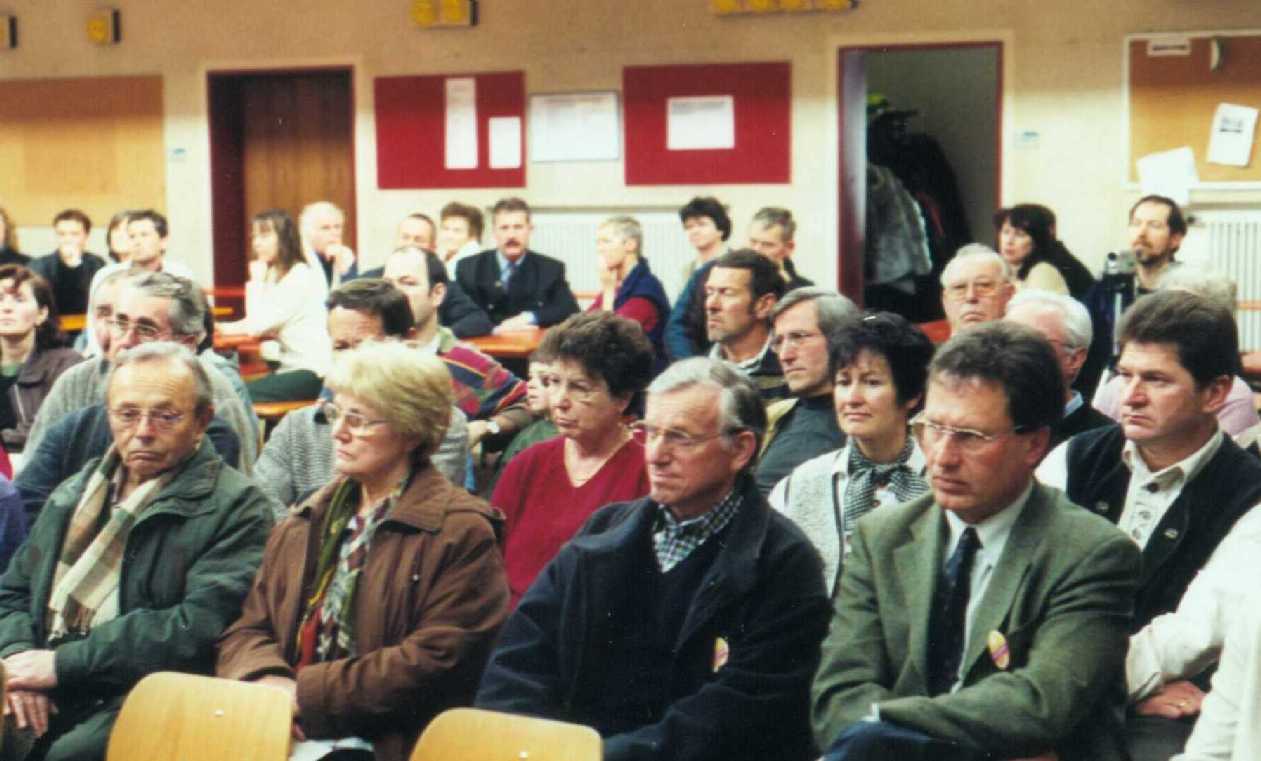 Besucher der Einweihung des B&uuml;rgersonnenkraftwerkes Ainring
