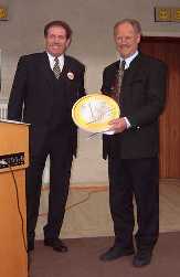 Johann Waldhutter wird der Mietbetrag von 1 EURO &uuml;berreicht