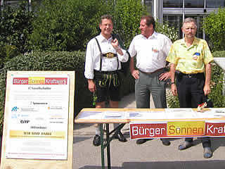 Hans Eschlberger, Georg Thesz und Hermann Schubotz beim Stand des Bürgersonnenkraftwerkes