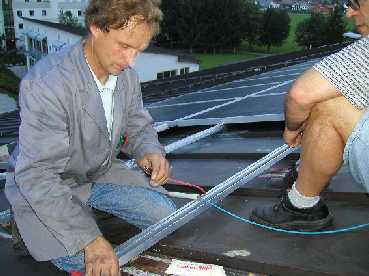 Der Elektromeister bei der Arbeit