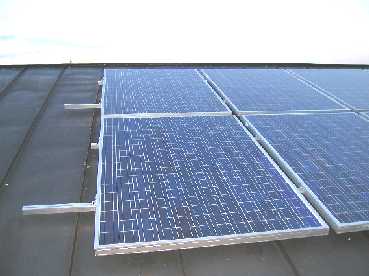 Die PV-Module gl&auml;nzen im Abendlicht